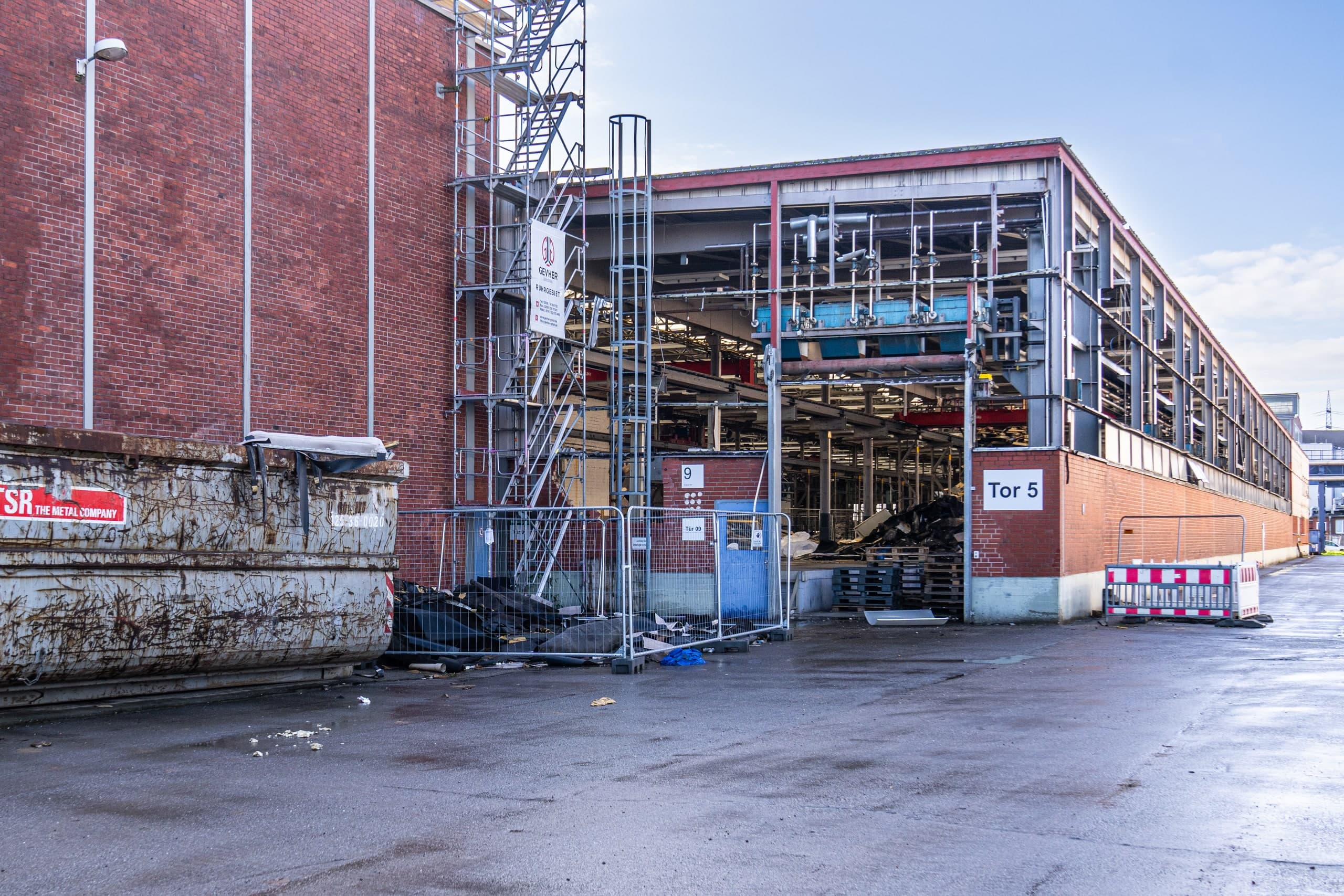 Außenansicht einer Industriebaustelle