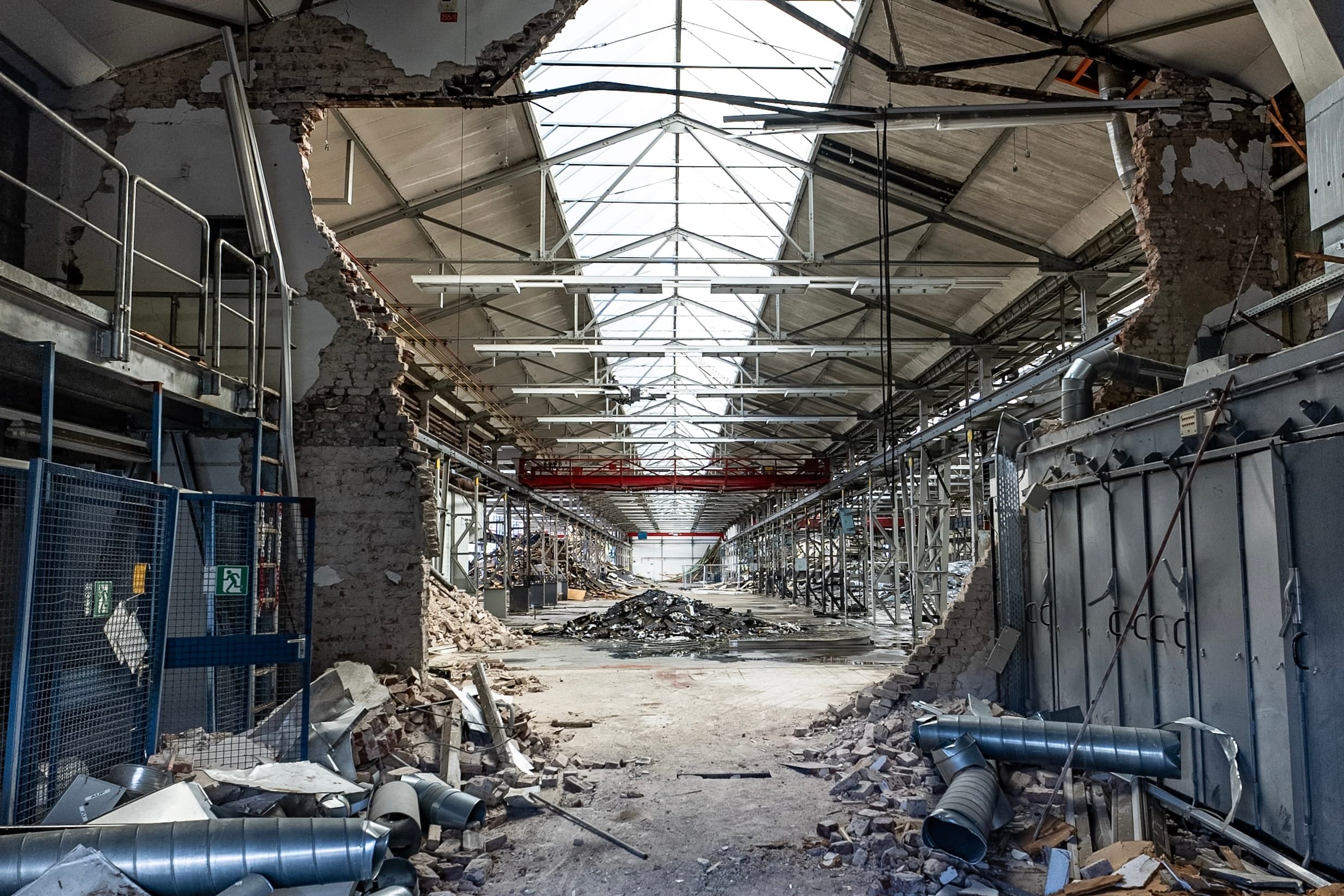 Blick in eine teilweise entkernte Industriehalle