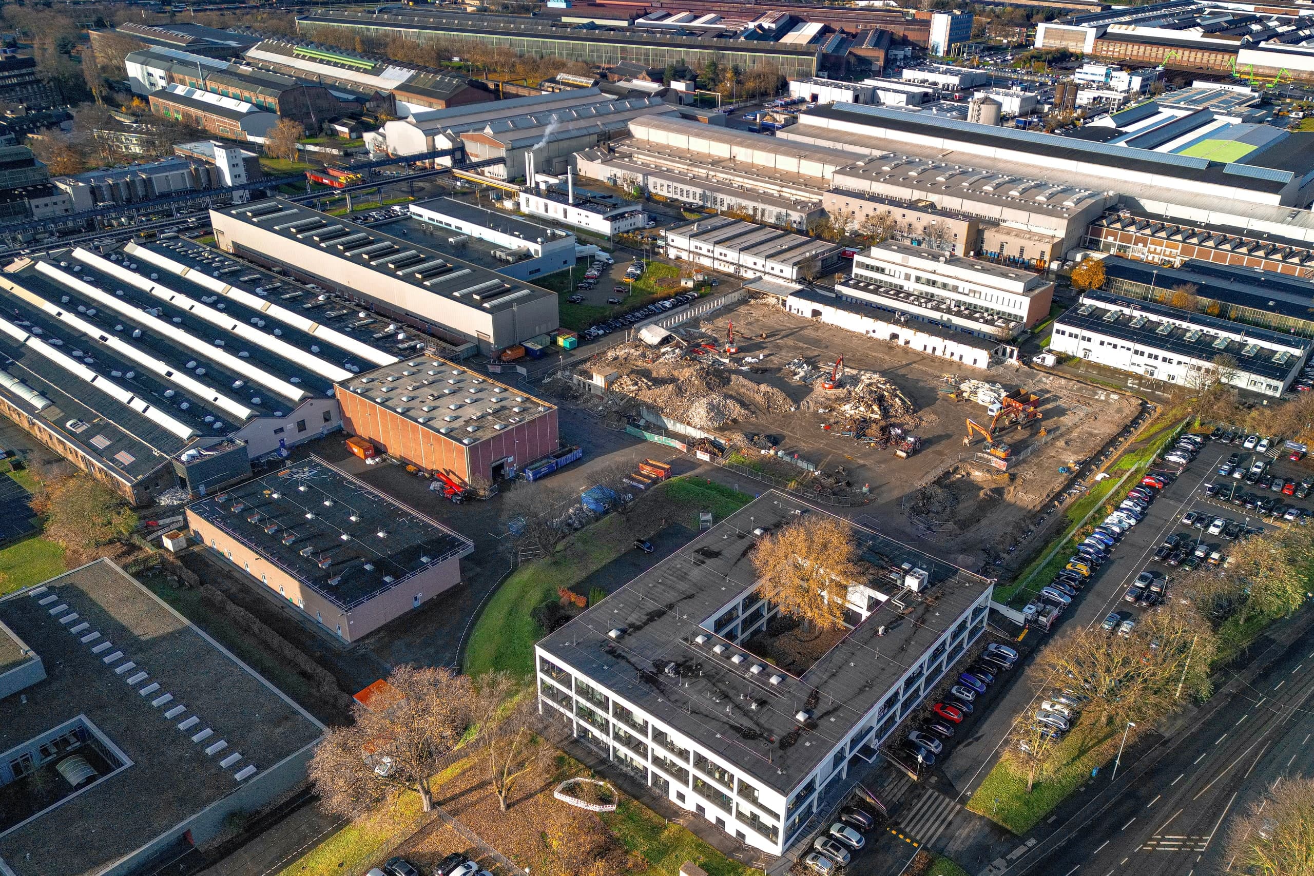 Luftaufnahme eines weitläufigen Industriegeländes
