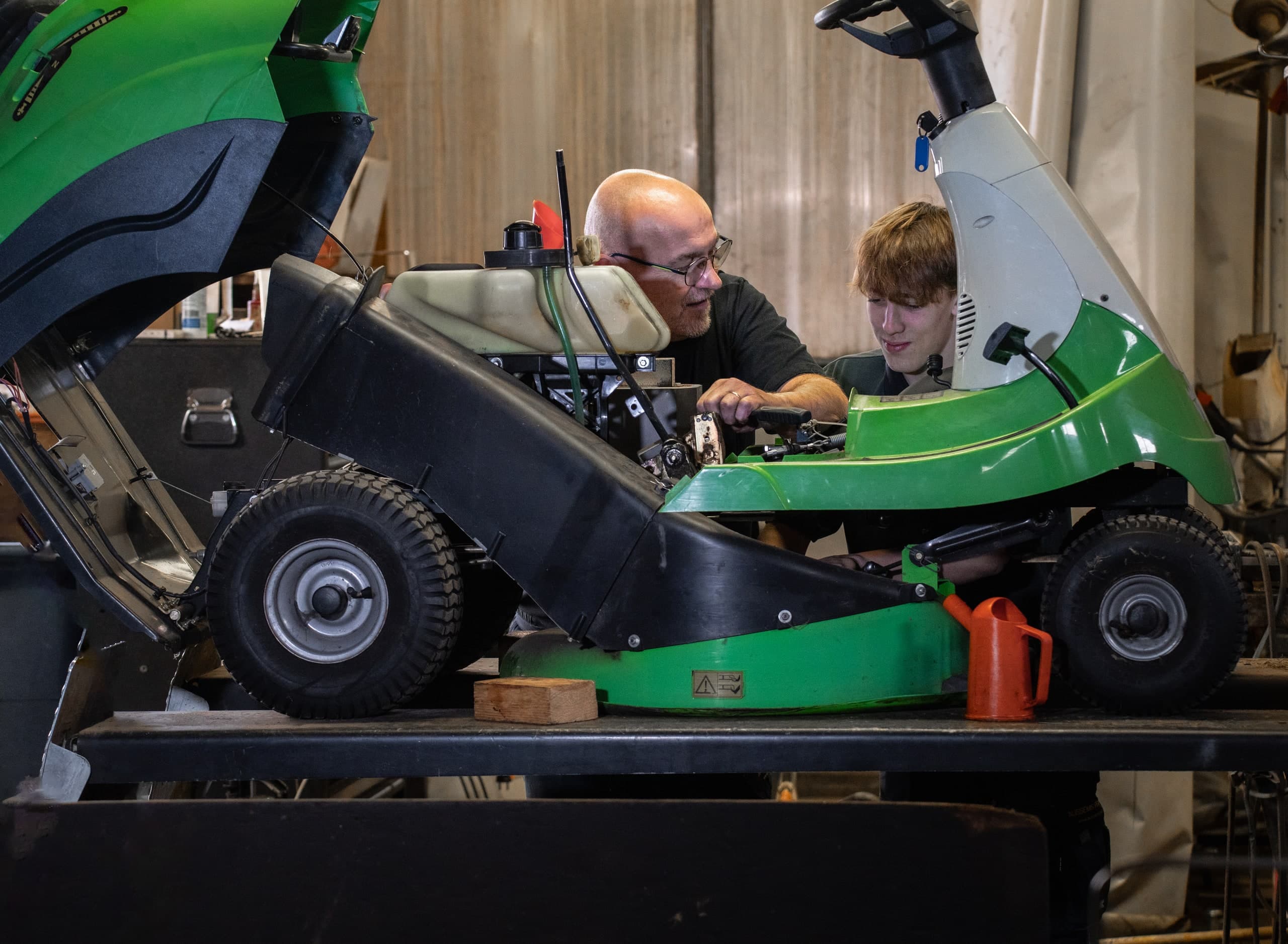Arbeit an einer grünen Maschine in einer Werkstatt