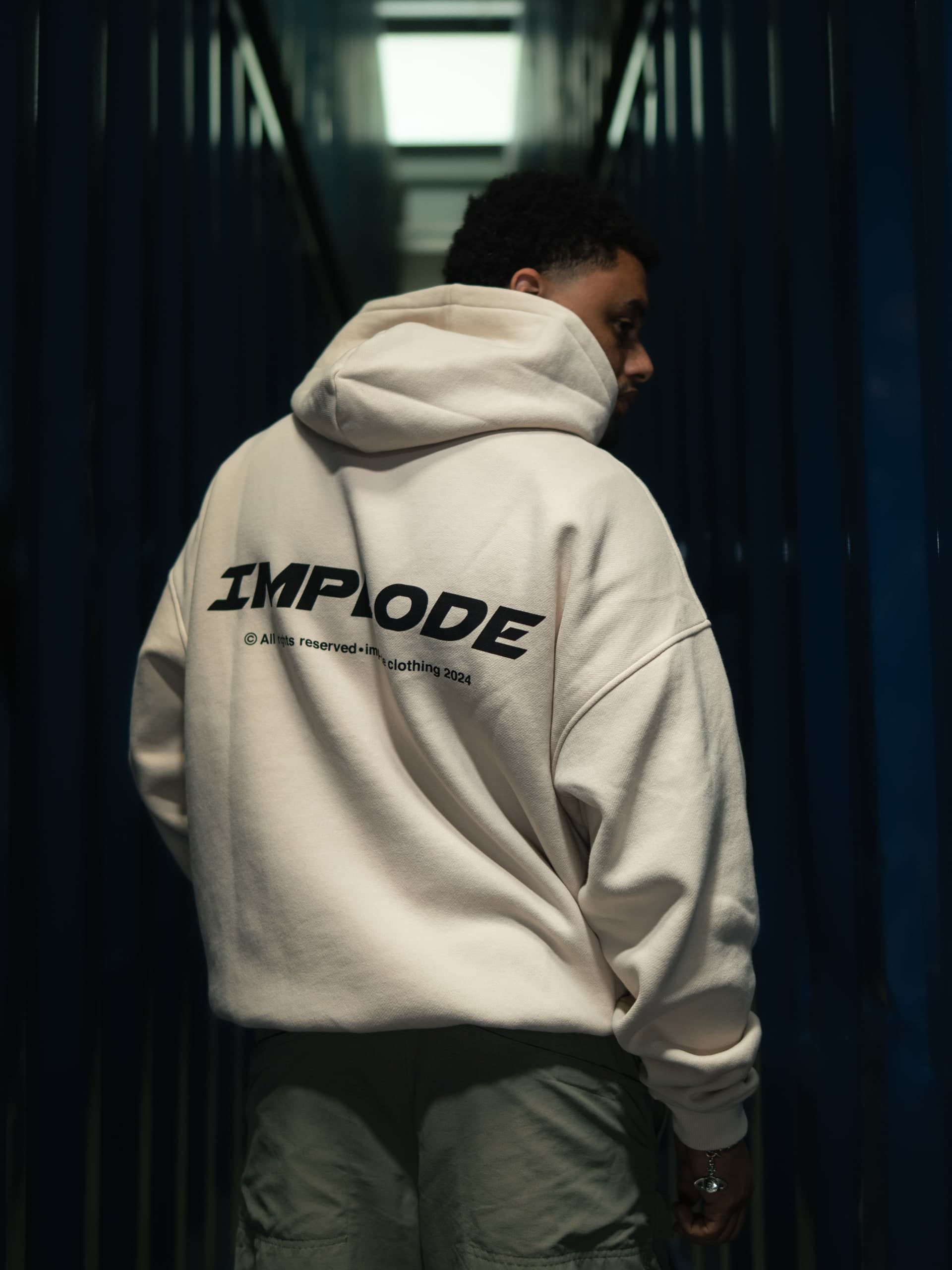 Rückansicht einer Person im cremefarbenen Hoodie