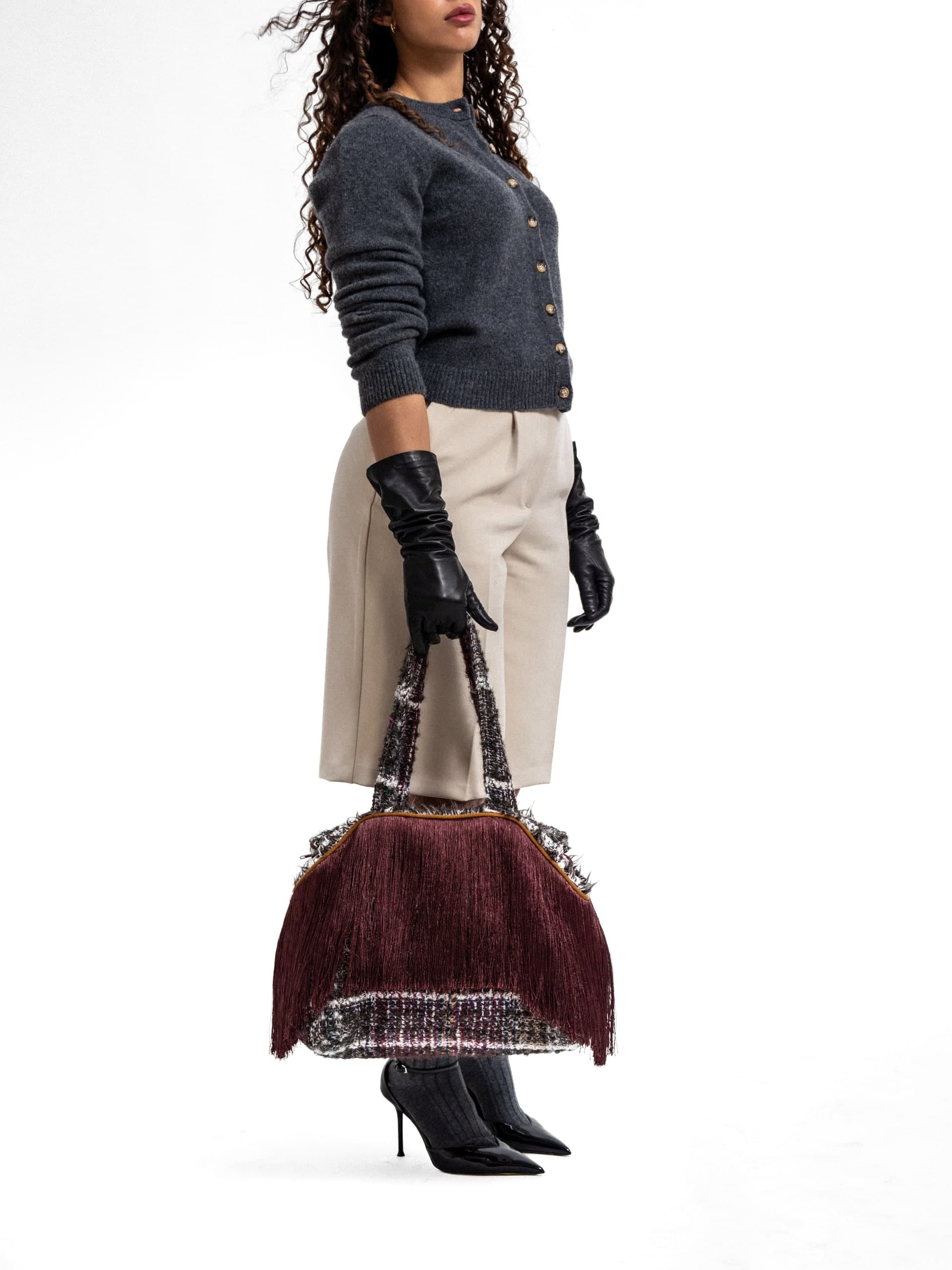 Model mit roter Tasche vor weißem Hintergrund