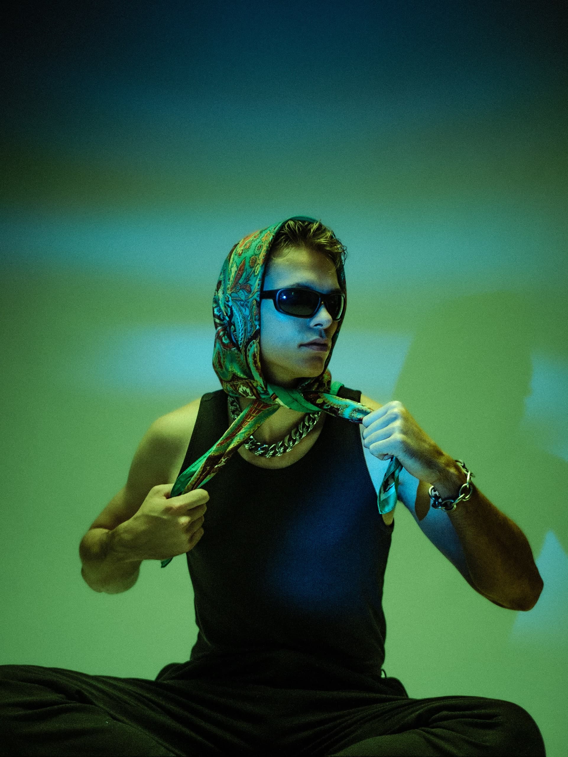 Mann mit Sonnenbrille in grünem und blauem Licht