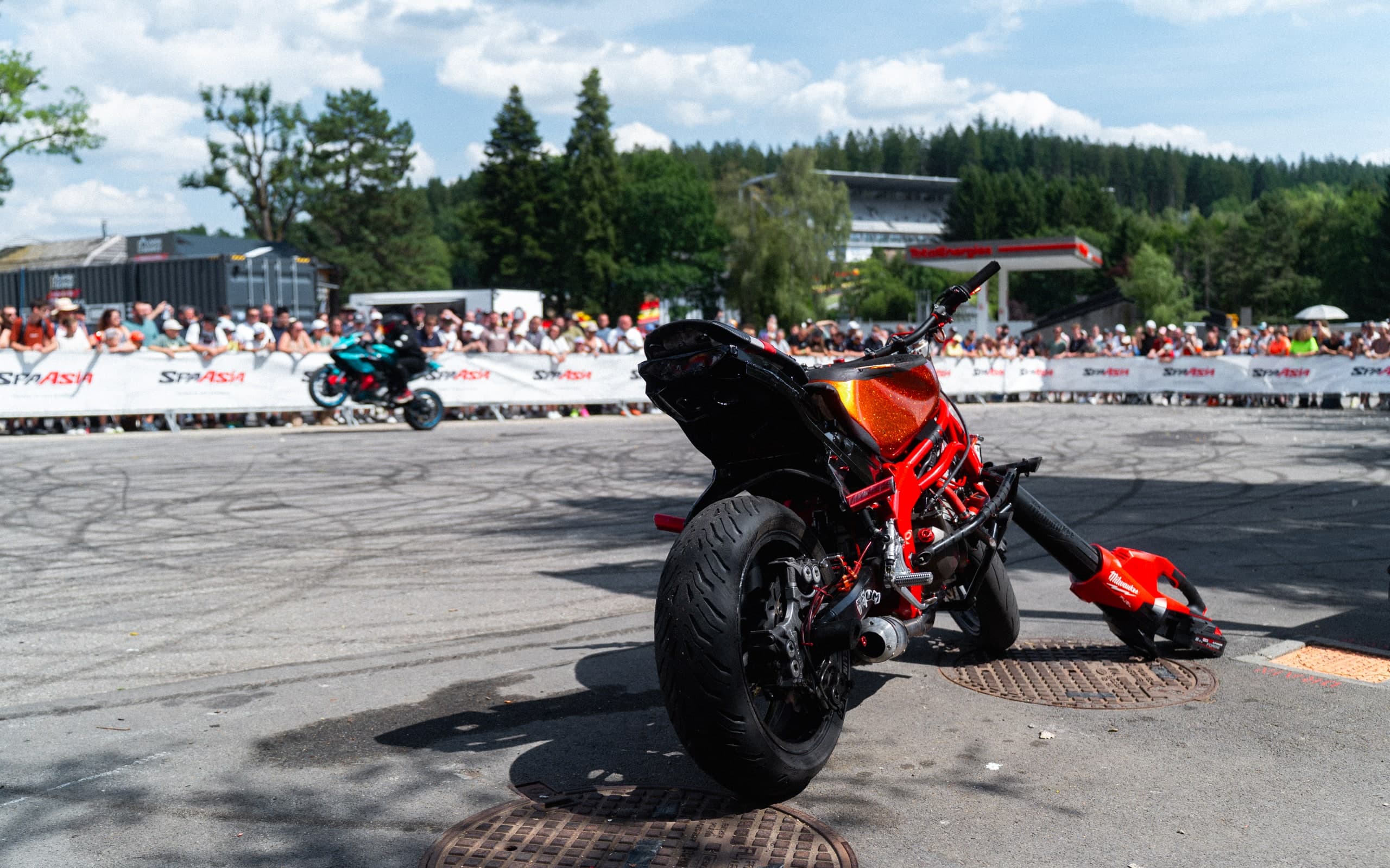 Motorradfahrer bei einer Vorführung auf Asphalt