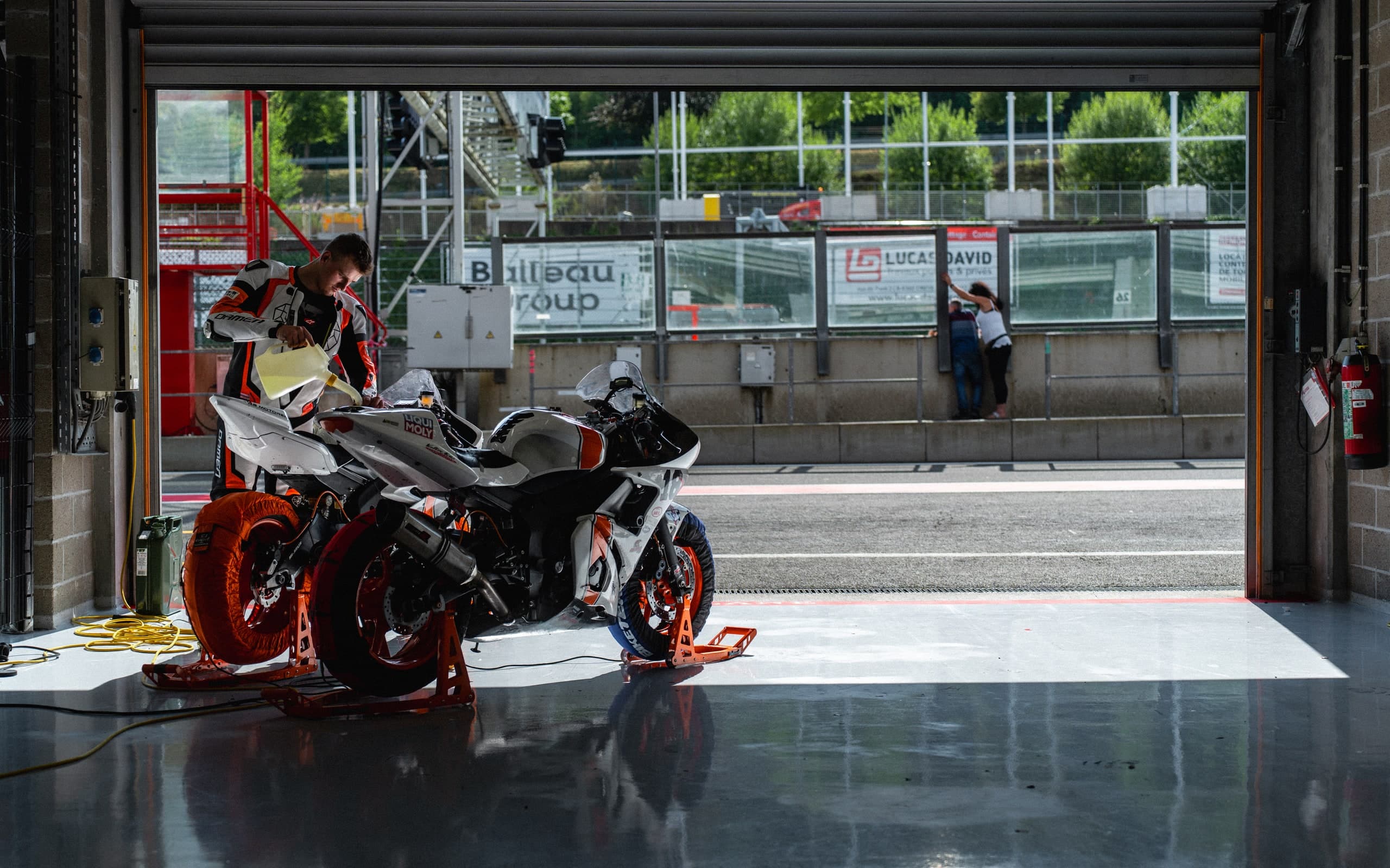 Motorrad und Fahrer im Eingang einer Halle