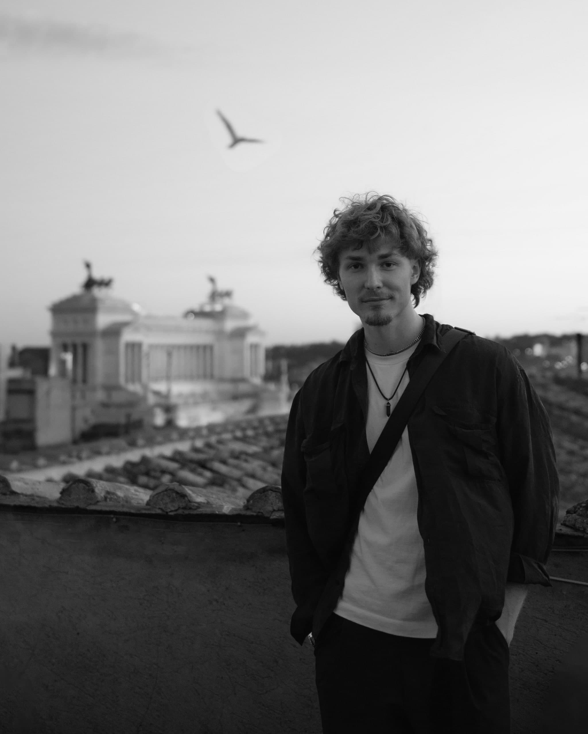 Ian Nyssen auf einer Dachterrasse mit Vögeln im Hintergrund